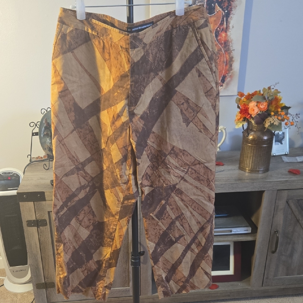Ellen Tracy Abstract Brown & Tan Cropped Capris